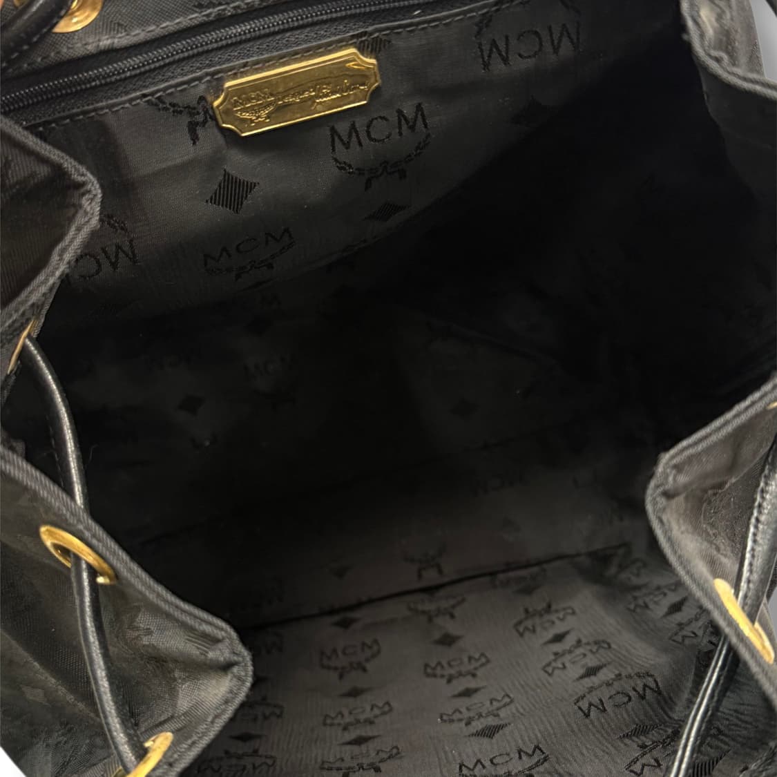 MCM 엠씨엠 블랙 클래식 모노그램 드로스트링 백팩 상품이미지9