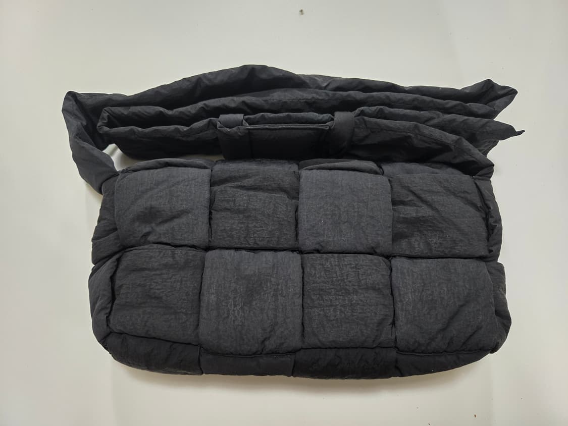  보테가베네타 블랙 패딩 테크 카세트 백  상품이미지1