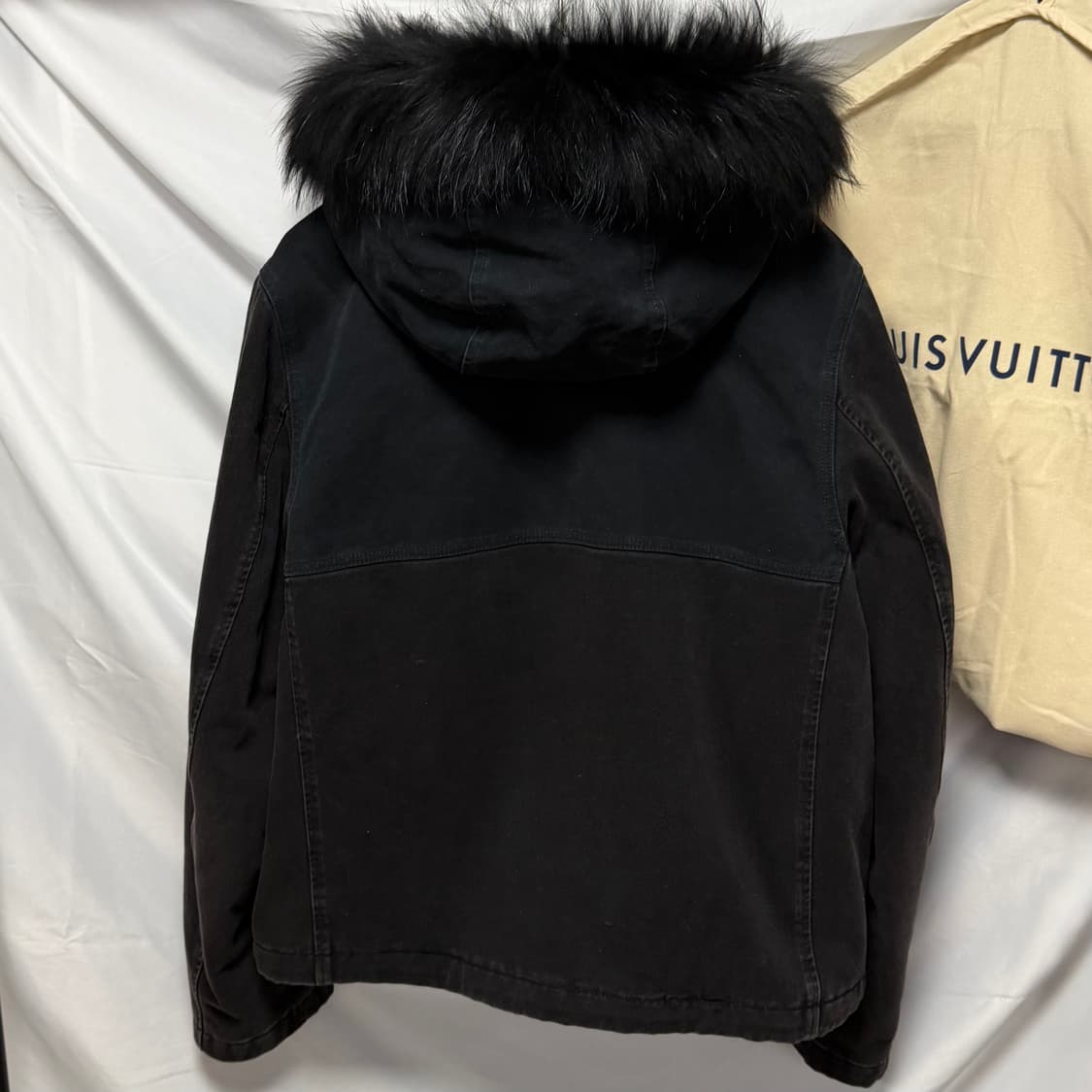 [미사용/56] 루이비통 모노그램 데님 퍼 후드 블랙 자켓 상품이미지4