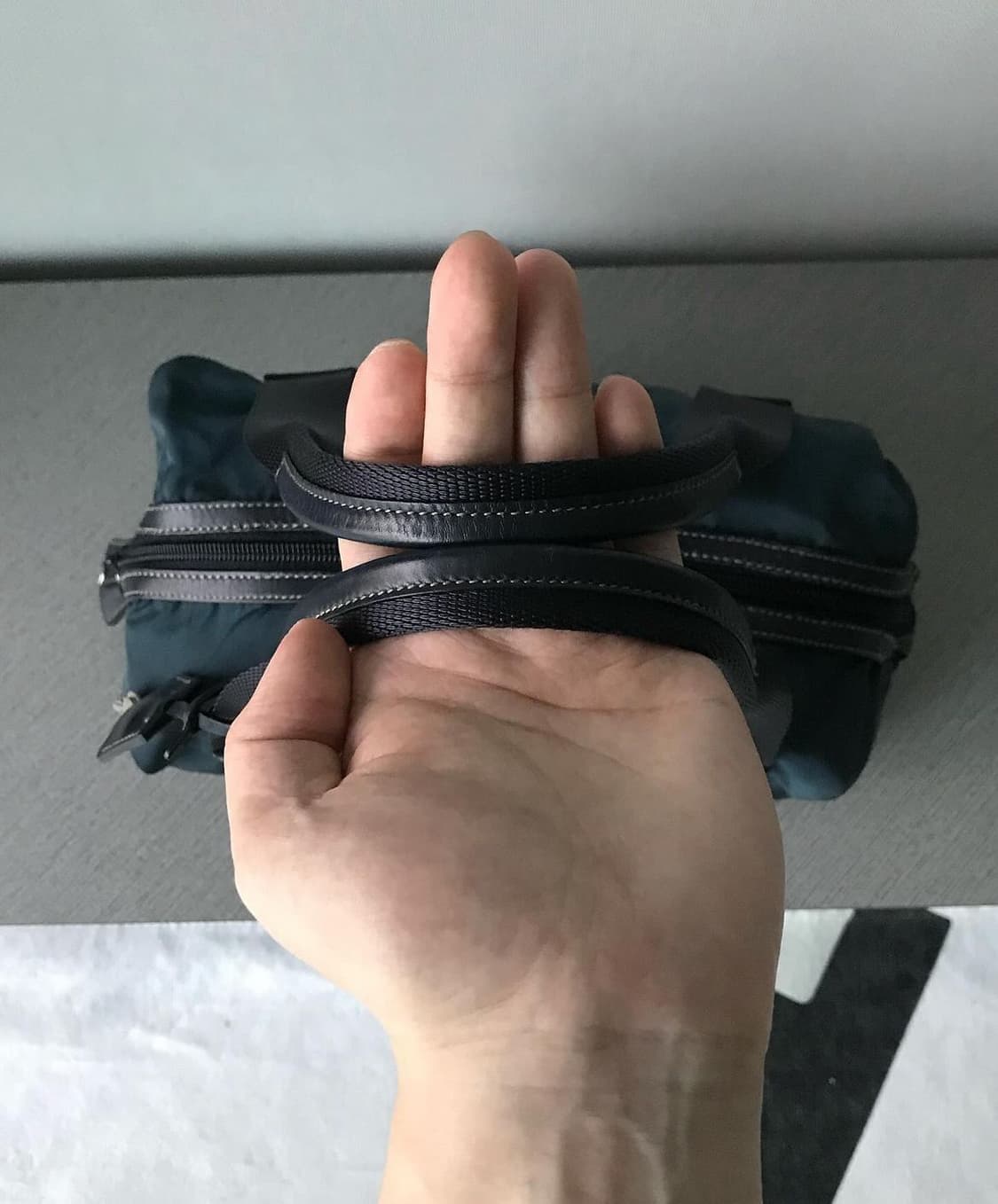 프라다 삼각로고 포코노 토트백 상품이미지6