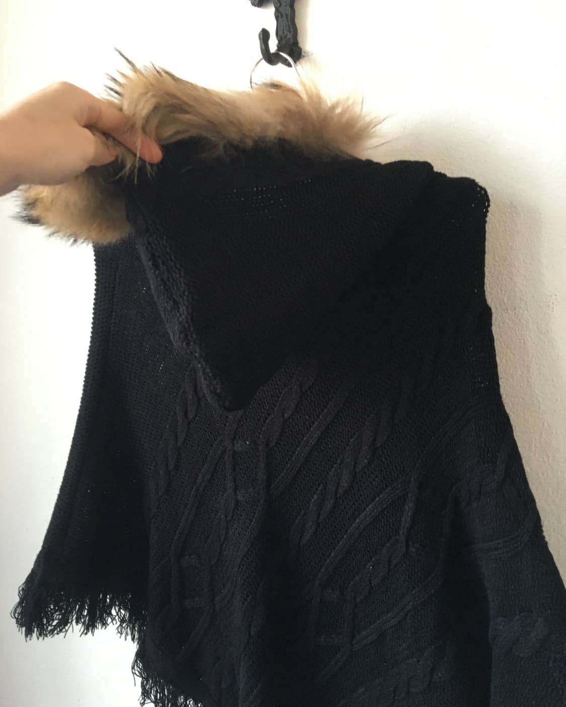 Fake fur hood fringe knit cape 상품이미지6