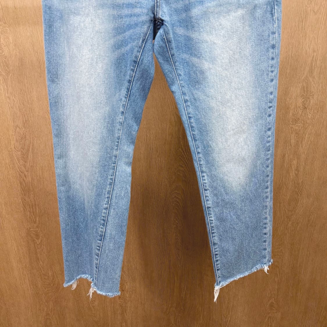 생로랑 파리 데님 팬츠 페이드 워싱 밑단 컷오프 마감 자수 디테일 연청 상품이미지5