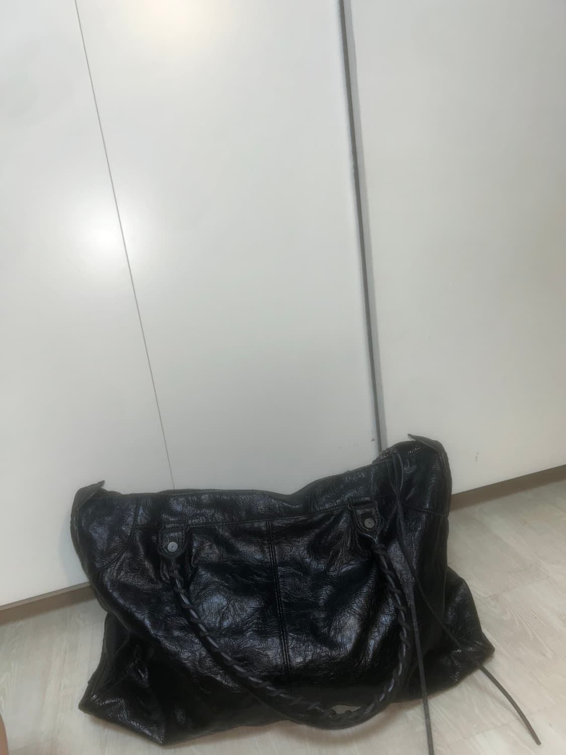 발렌맛 모터백 블랙 레더 토트백 상품이미지4