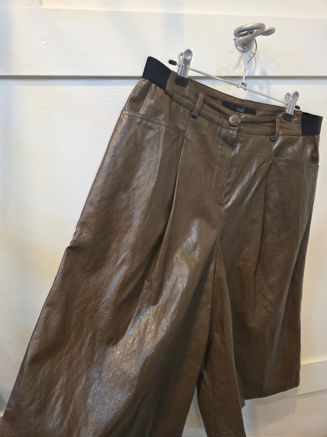 TASI 뉴욕 인조가죽 통반바지 브라운 상품이미지3