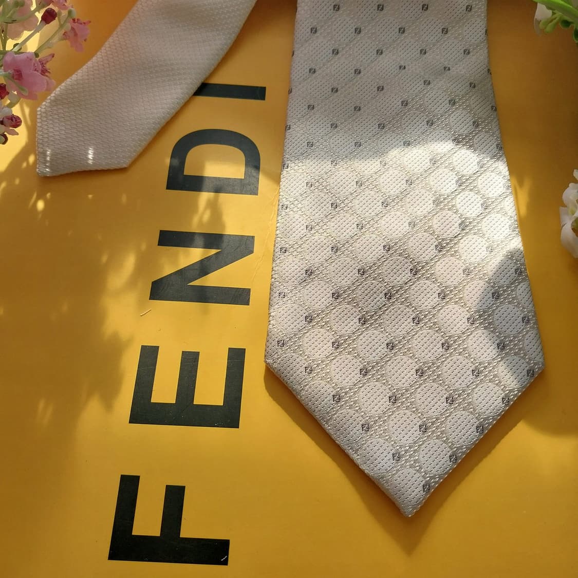 펜디 실크 화이트 자카드 로고 패턴 넥타이 9cm A+등급 K1502
 상품이미지5