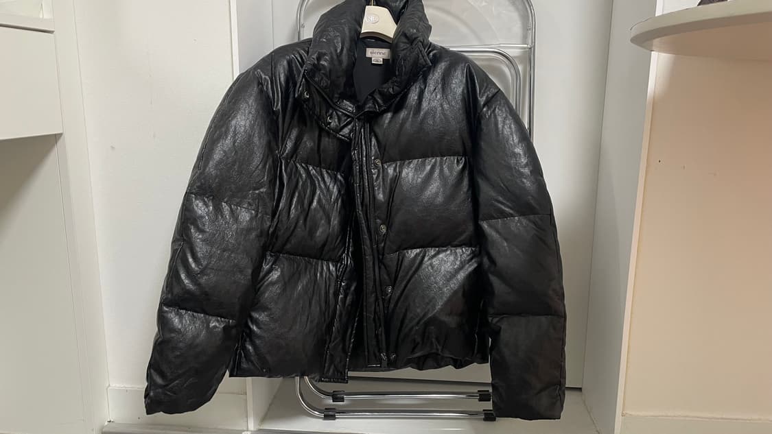 시엔느 레더 심볼 패딩 블랙 상태좋음 옷걸이 커버  상품이미지3