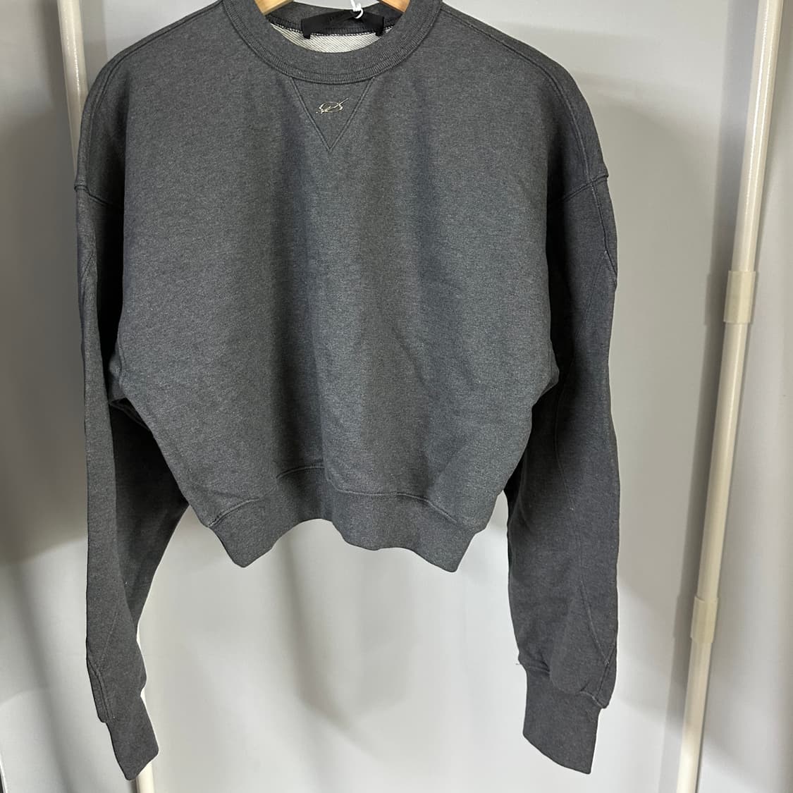 51퍼센트 크롭 맨투맨 차콜 상품이미지1