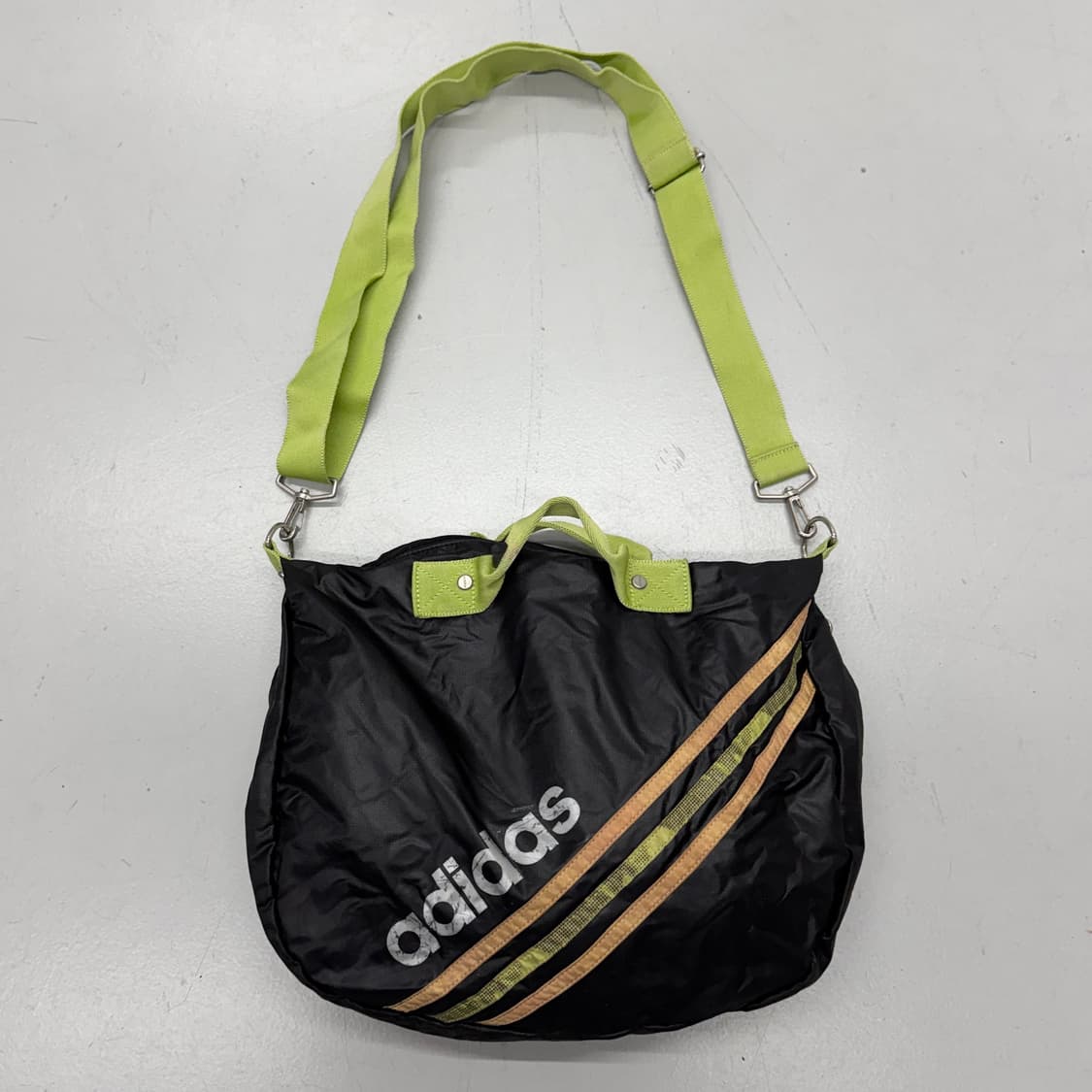 아디다스 00s 올드스쿨 유광 크로스백 상품이미지2