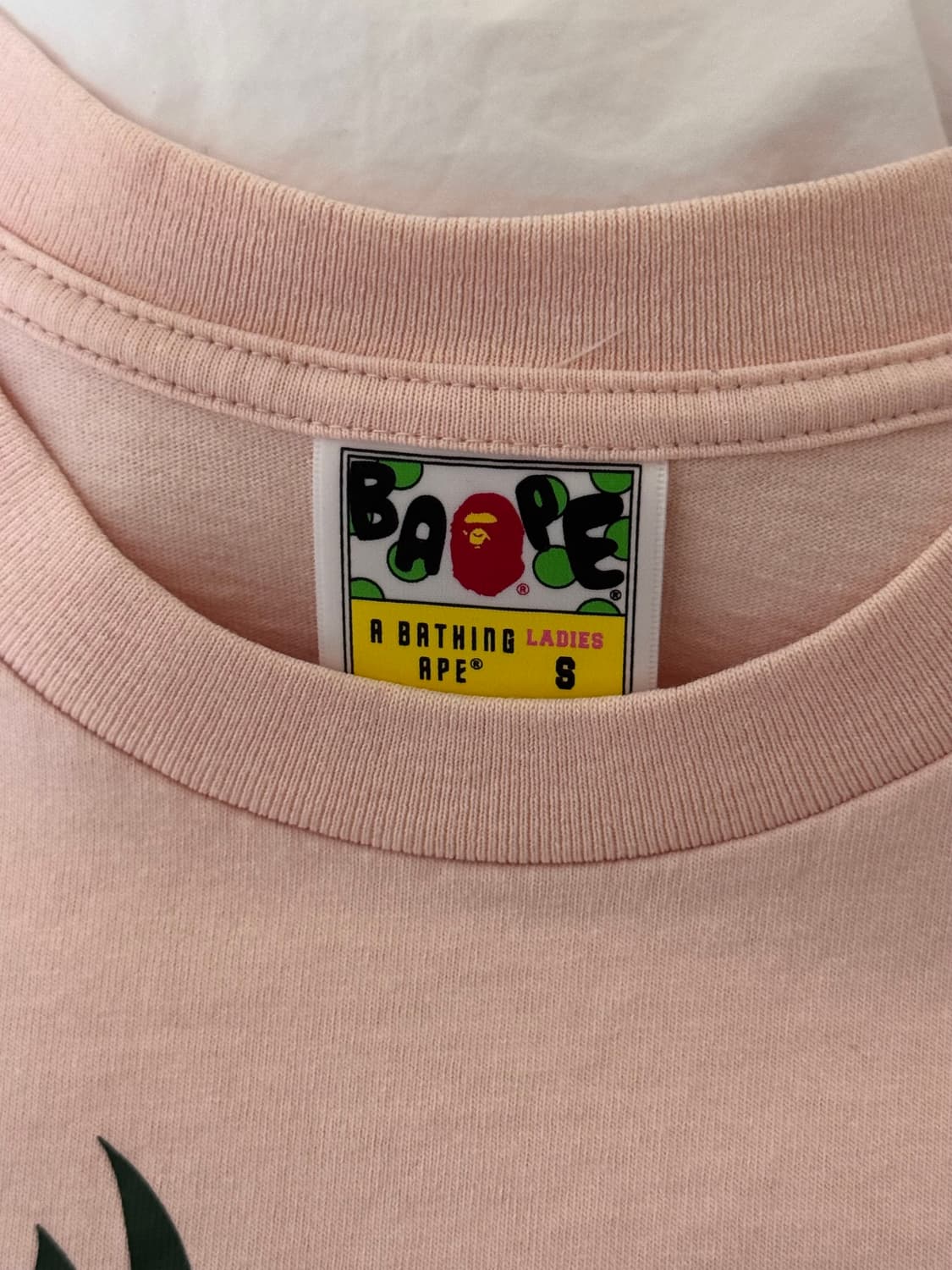 (w) 베이프 스트로베리 티셔츠 페일 핑크 상품이미지3