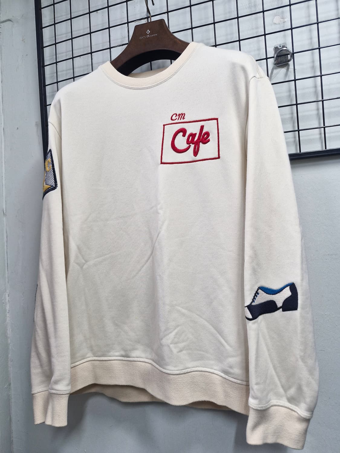 105XL 커스텀멜로우 (코오롱) 카페 자수 패치 맨투맨. 상품이미지3