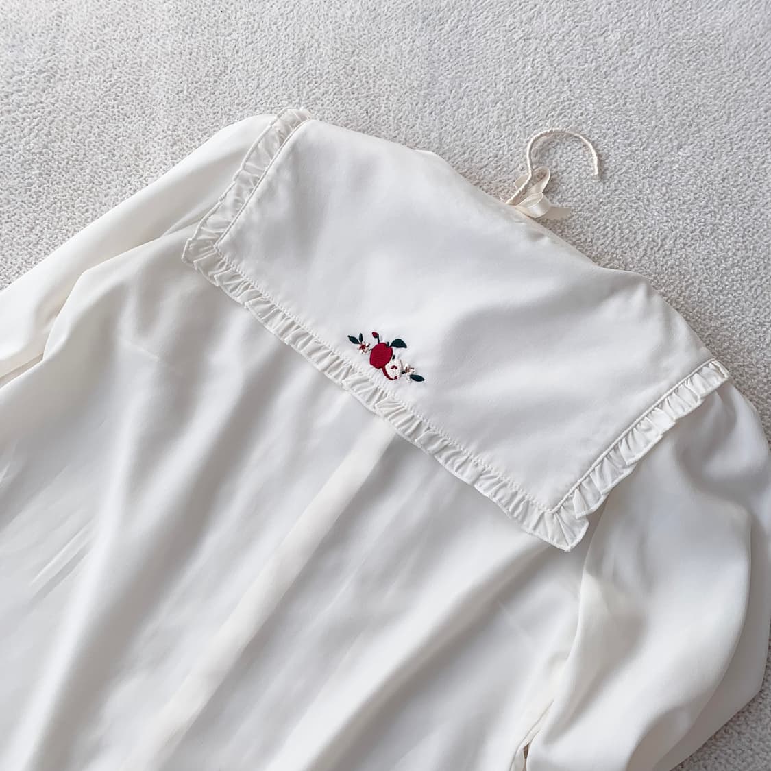 엑시즈팜 사과자수 여리핏 세일러 블라우스 상품이미지4