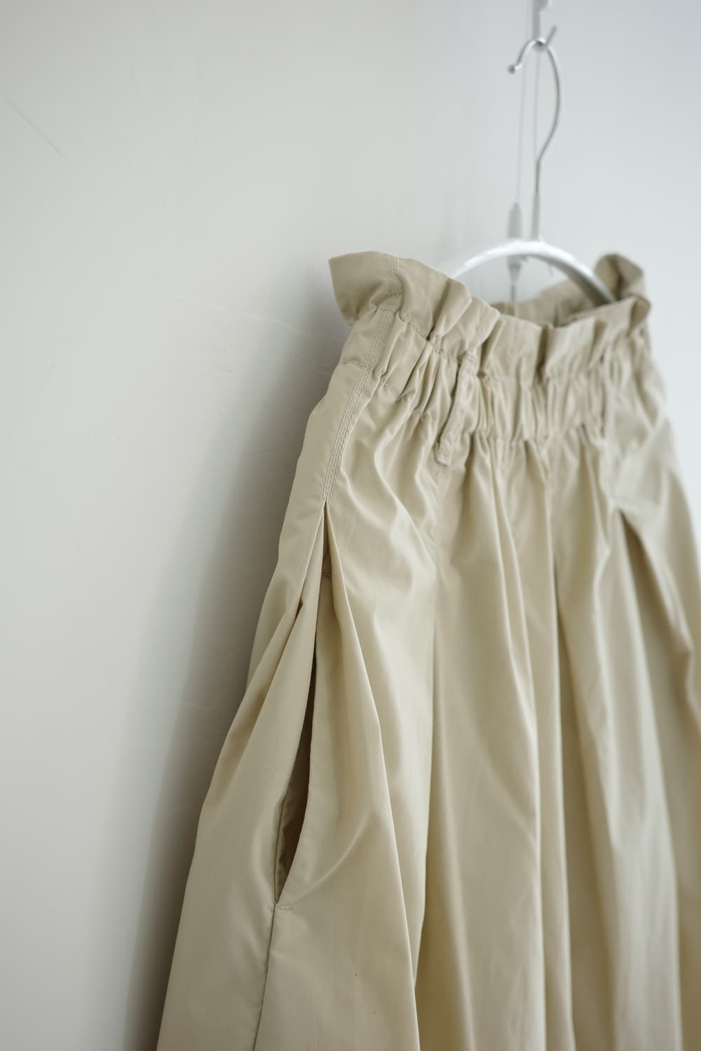 uniqlo 
• 베이지 핀턱 스커트 상품이미지7