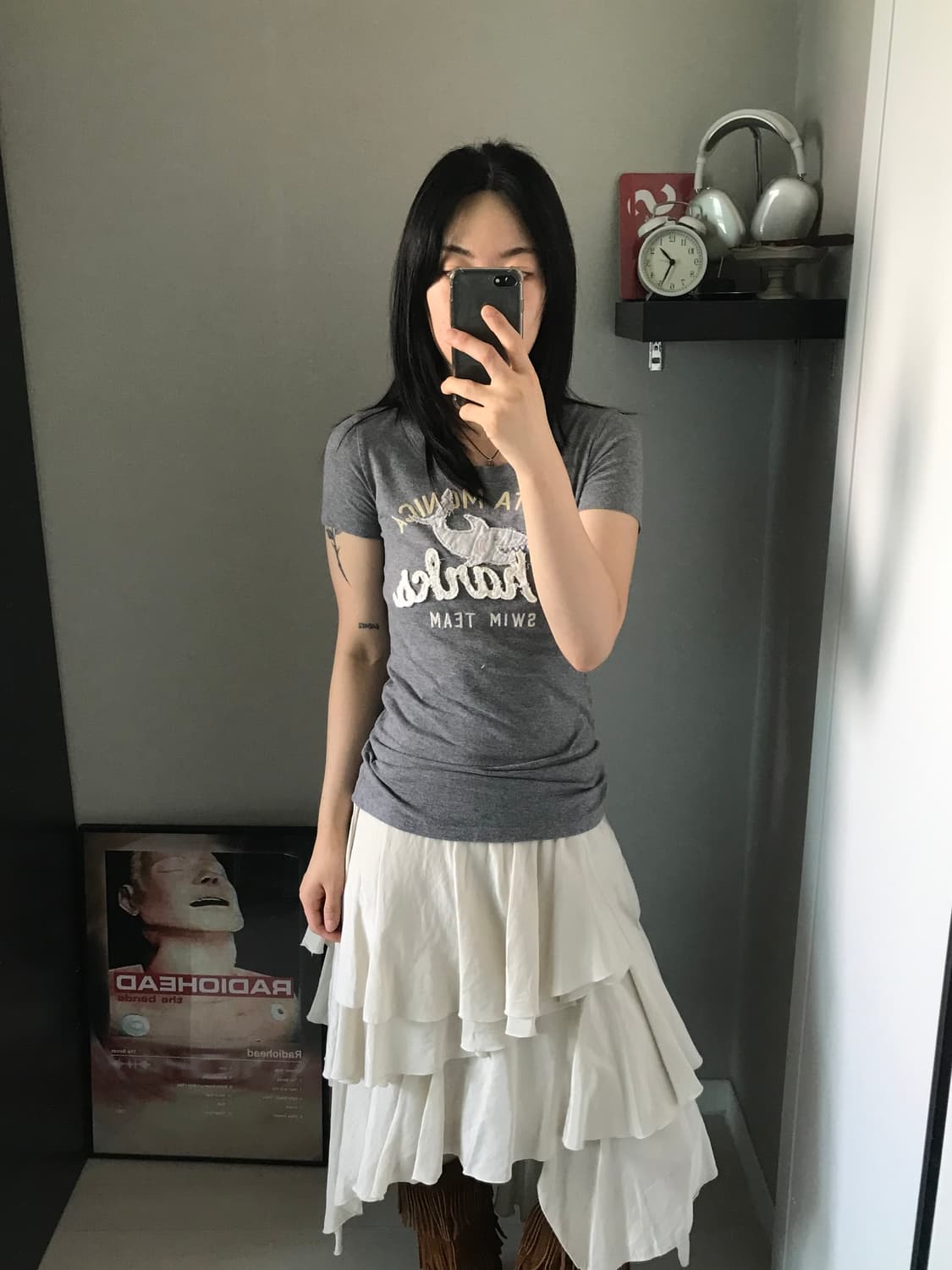 홀리스터 중앙 자수 로고 그레이 반팔티 상품이미지1