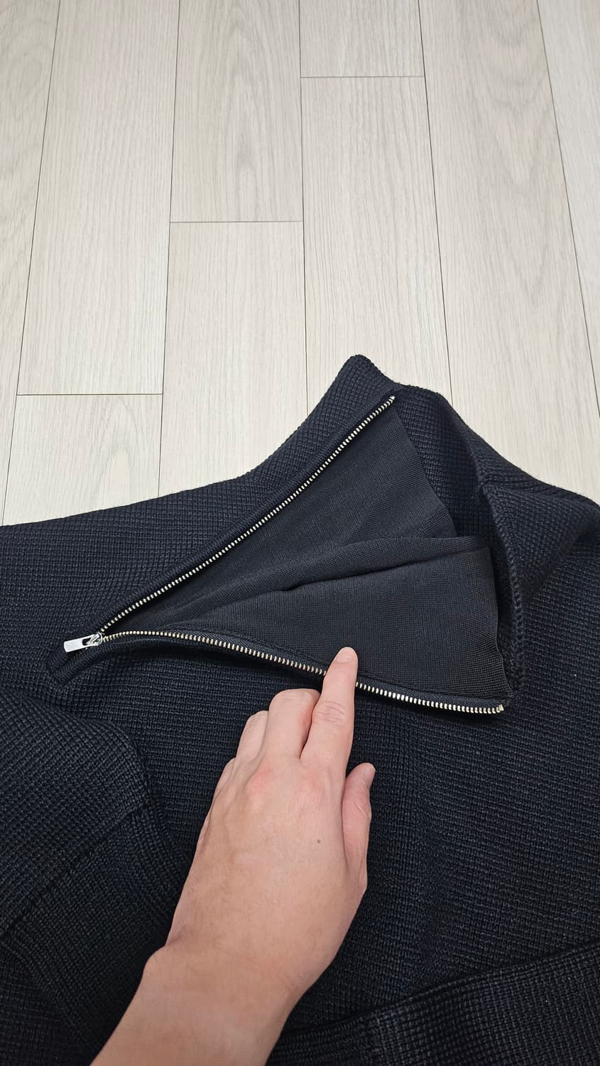 (새상품)자크뮈스 메리노울 넥 크롭 집업 스웨터 블랙/S 상품이미지5