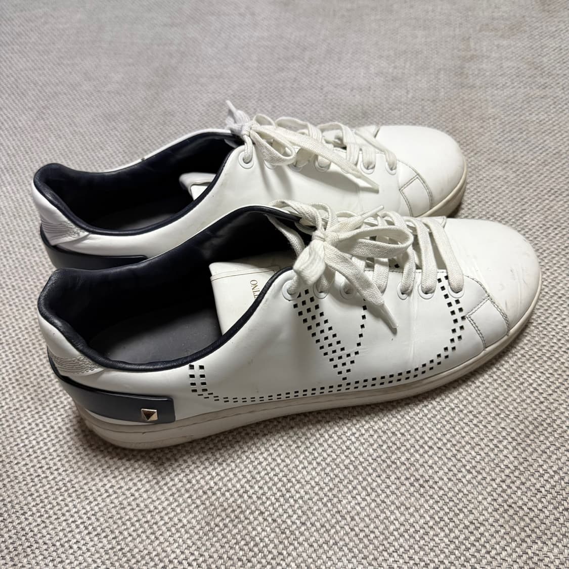 발렌티노 V로고 레더 스니커즈 상품이미지3