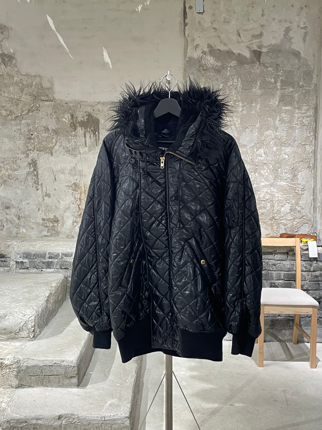 ktz 블랙 퀼팅 글로시 퍼 후디 나일론 점퍼 상품이미지1