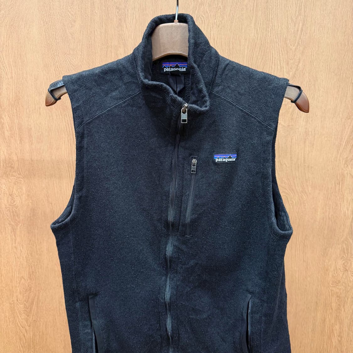 파타고니아 하이넥 플리스 베스트 집업 로고 패치 디테일 슬림핏 블랙 상품이미지4