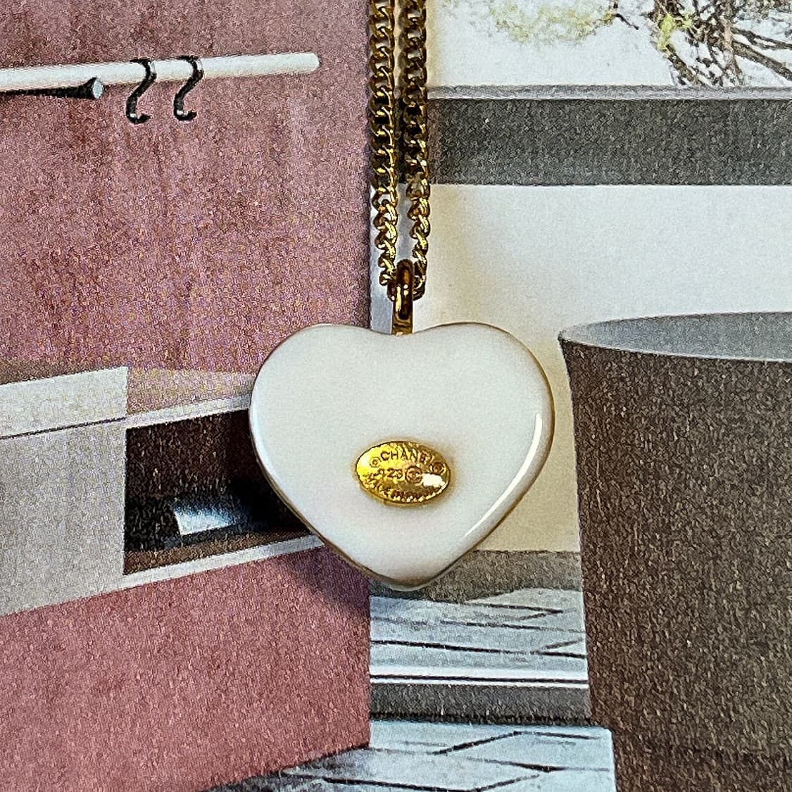 샤넬 화이트 글라스 하트 크리스탈 CC로고 골드 목걸이 상품이미지5
