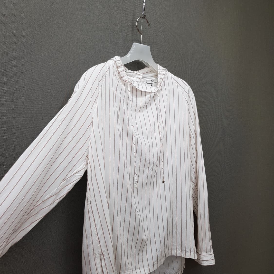 한섬 래트 2024 스트라이프 스트링 블라우스 S사이즈(택달린새제품) 상품이미지3