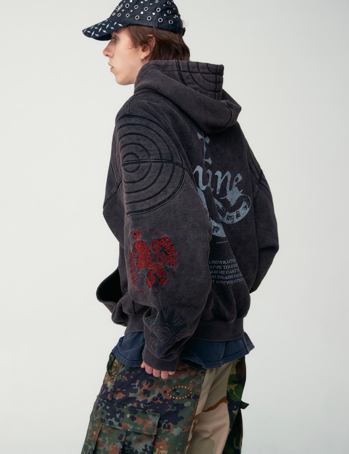 EMBROIDERED PADDED SHOULDER HOODIE 상품이미지1