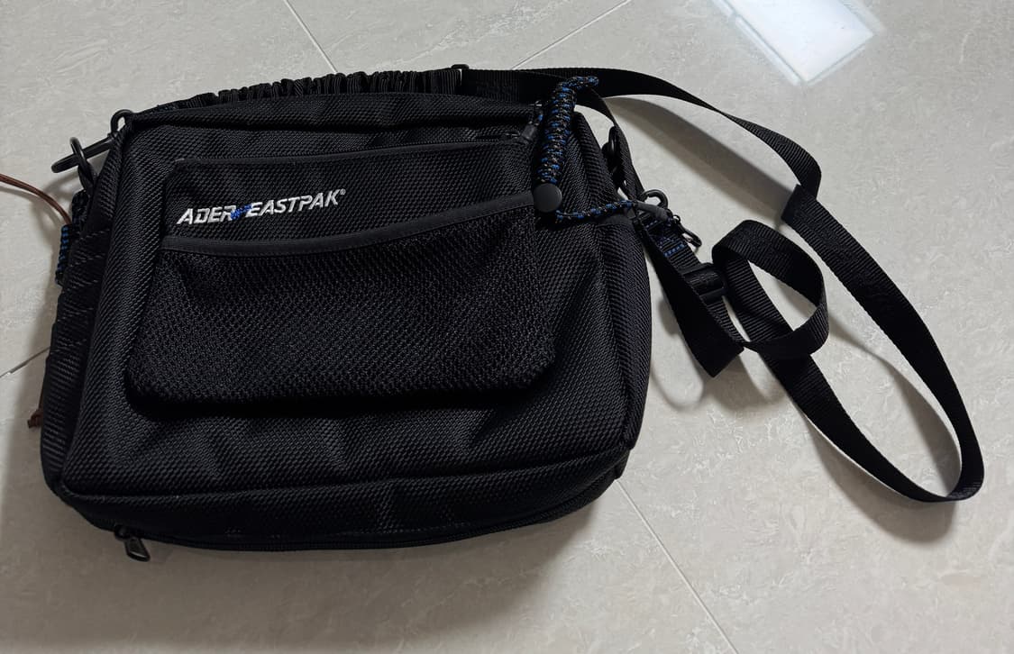 아더에러X이스트팩 숄더백 블랙 상품이미지3