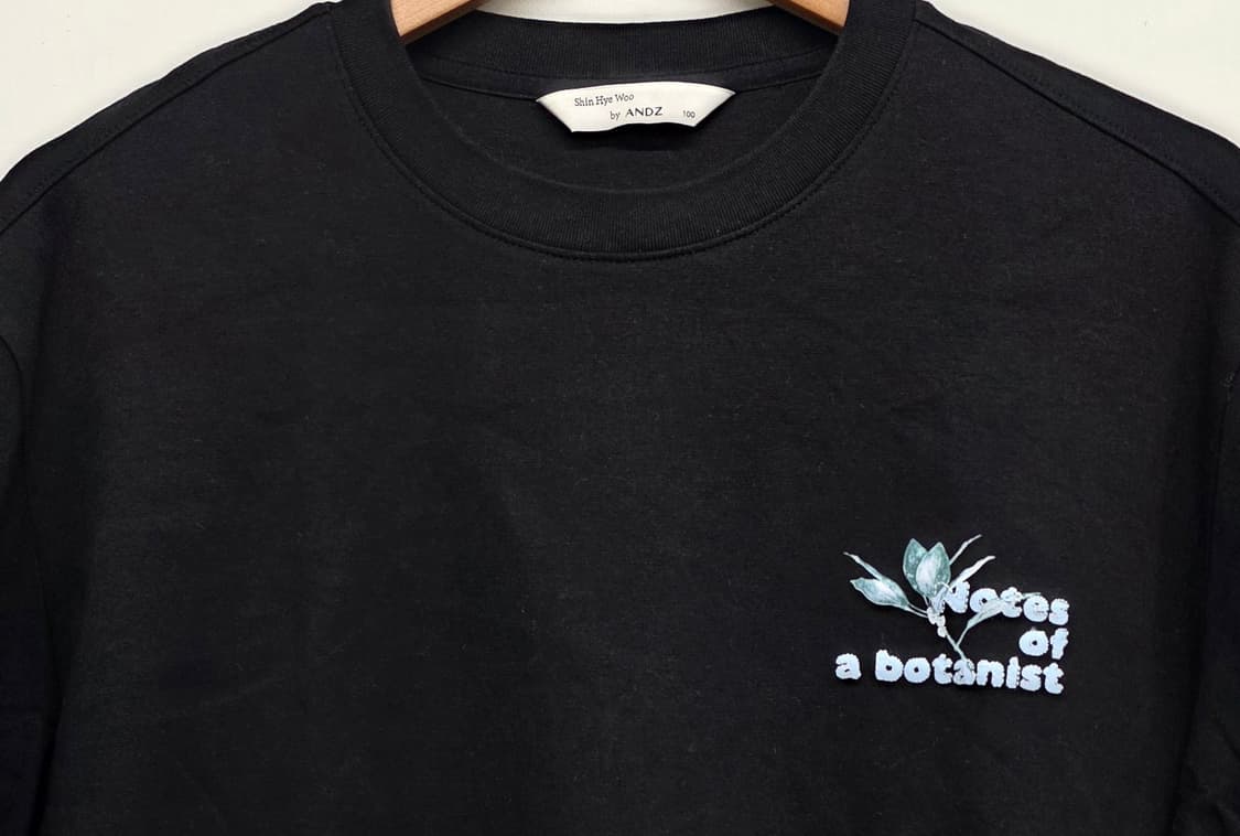 앤드지+신혜우작가 콜라보 그래픽 자수
순면 반팔티.   싸이즈 100 상품이미지3