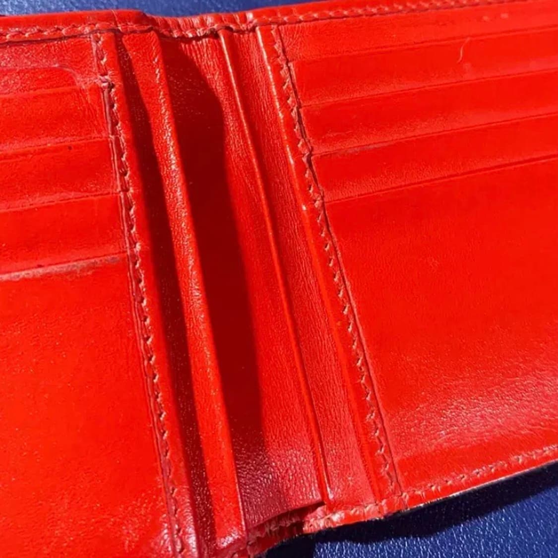 [정품] 크리스찬루부탱 심벌메탈 CL로고 투톤컬러 송아지가죽 반지갑 상품이미지6