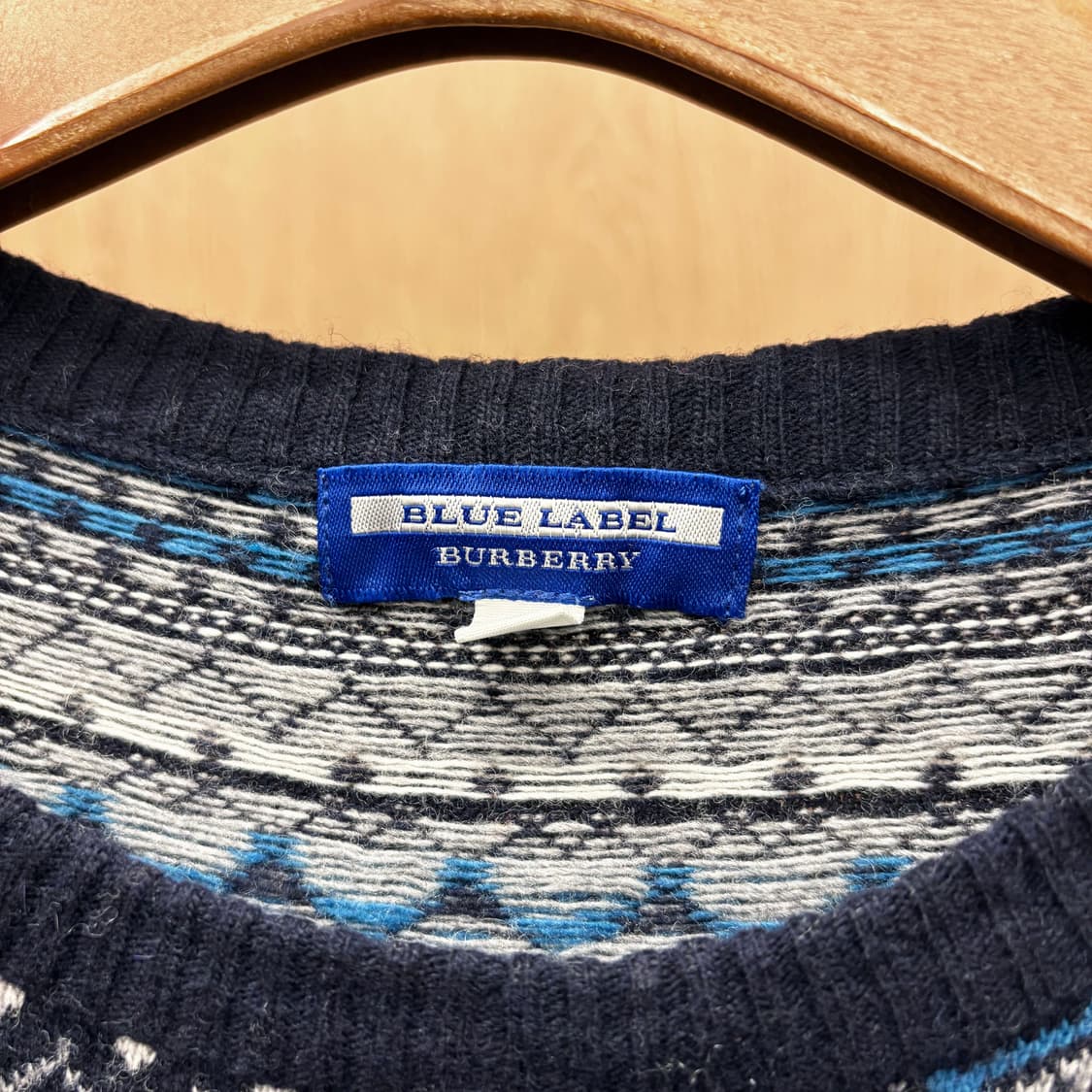 버버리 블루 라벨 라운드넥 니트 자카드 패턴 골드 버튼 디테일 네이비 상품이미지8