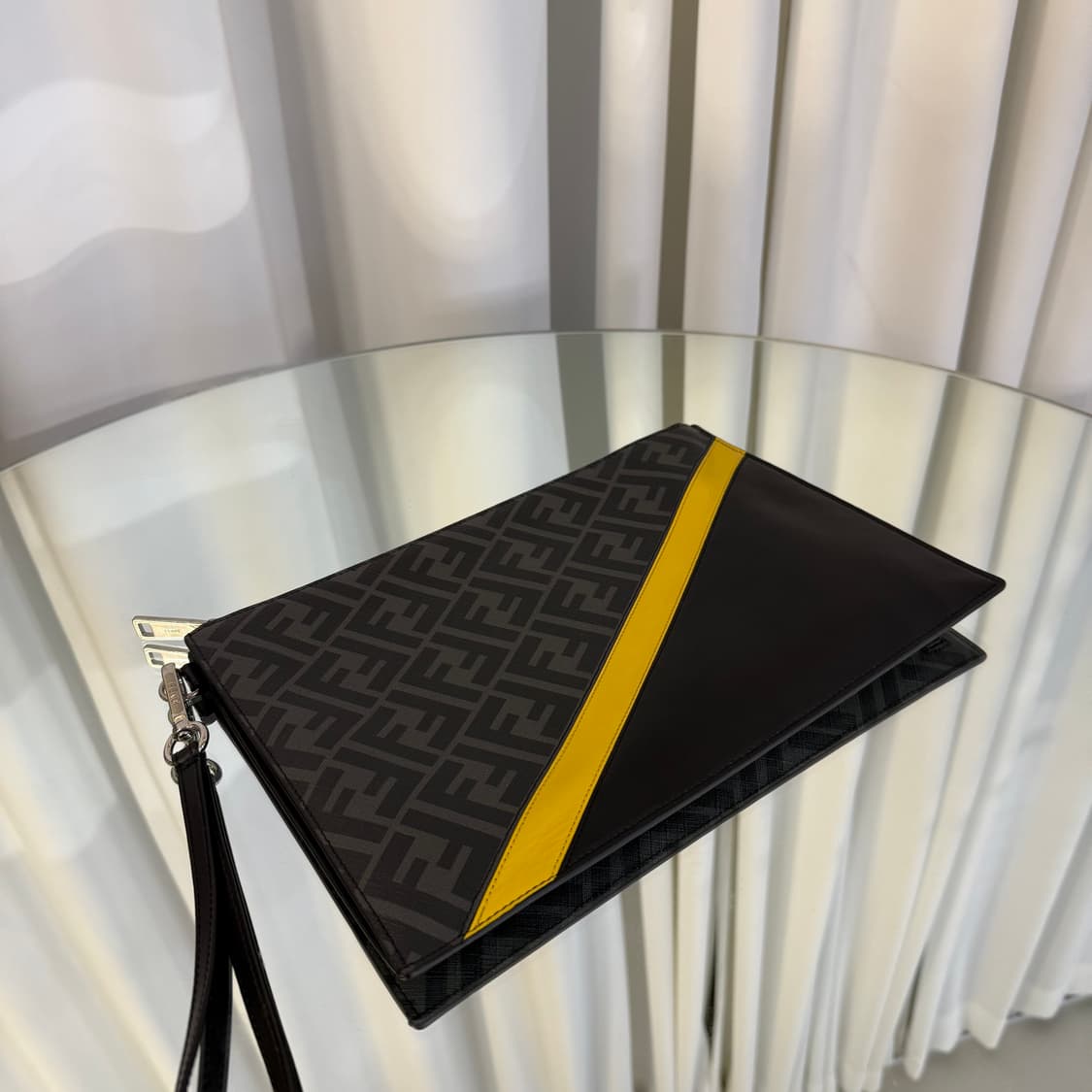펜디 다이고널 스트랩 클러치백 상품이미지3
