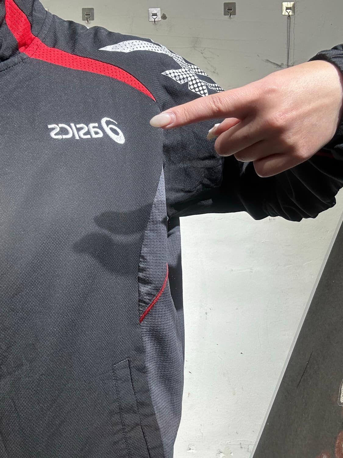 아식스 블랙 로고 사이드 라인 바람막이 자켓 S 상품이미지4