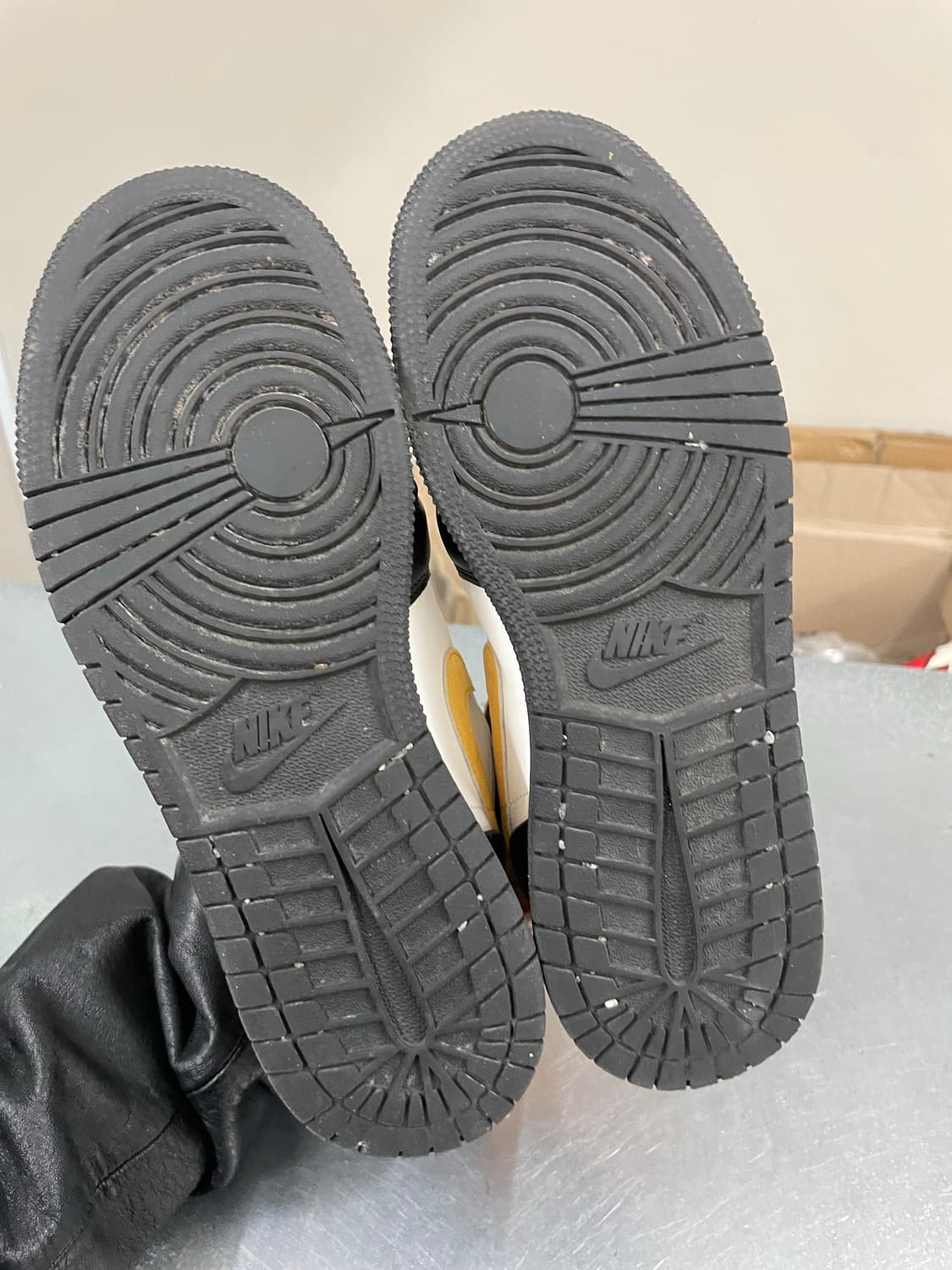 나이키 에어 조던 1 미드 폴른 250 상품이미지6