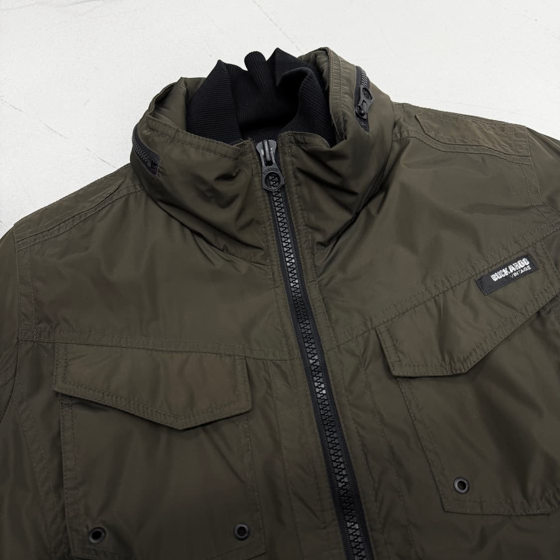 버커루 락 펑크 하이넥 테크니컬 나일론 바이커 바람막이 자켓 카키 상품이미지4