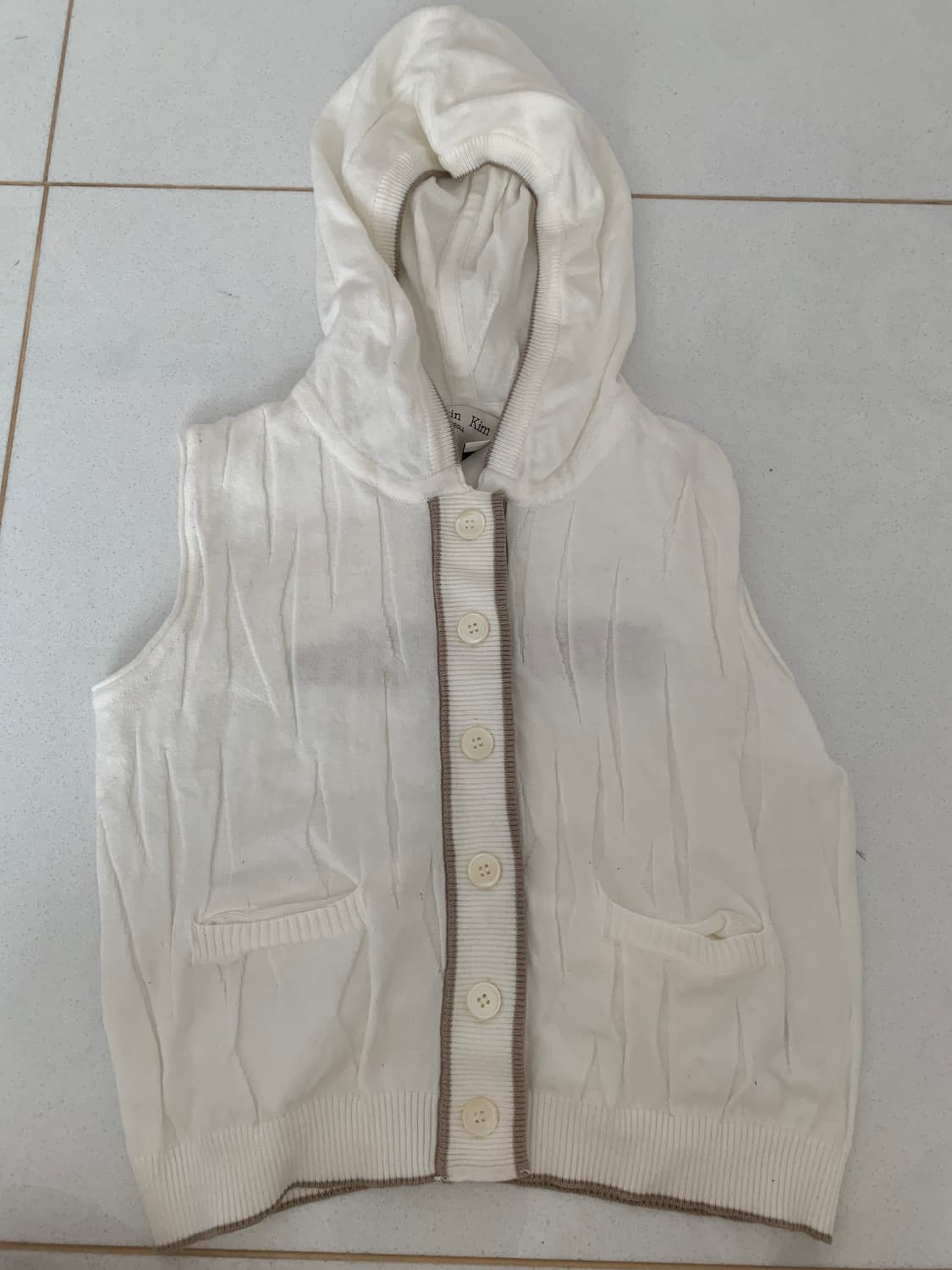 [마뗑킴] WRINKLE HOODY BUTTON KNIT VEST IN 상품이미지3