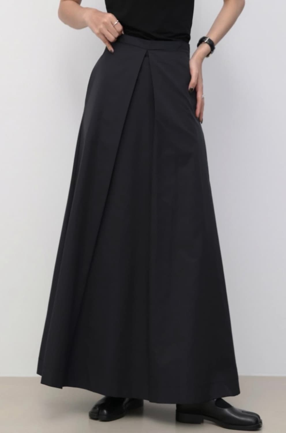 트리밍버드 핀턱 맥시 스커트 네이비 상품이미지1