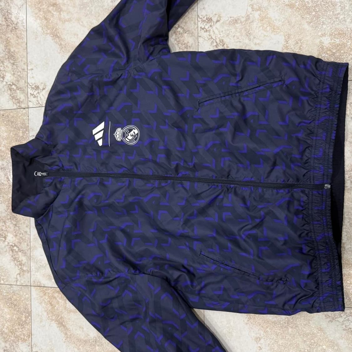 대장급 아디다스 레알 마드리드 23/24 시즌 리버시블 앤섬 자켓 상품이미지3