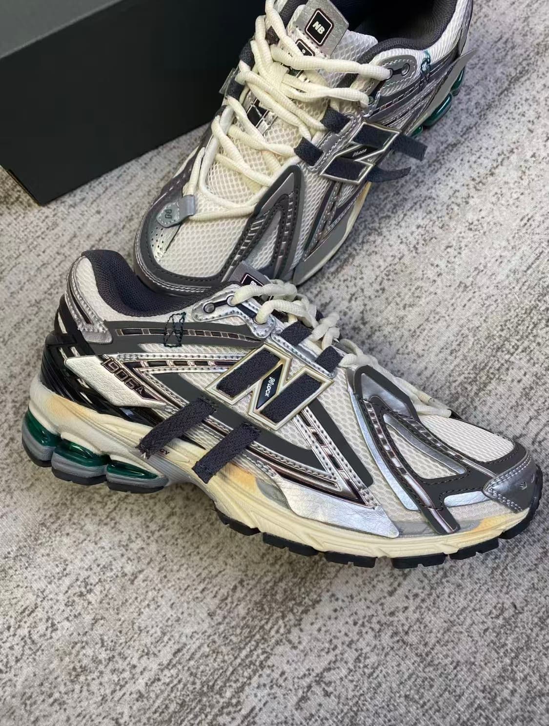 뉴발란스 1906A 실버 메탈릭 캐슬락 상품이미지2