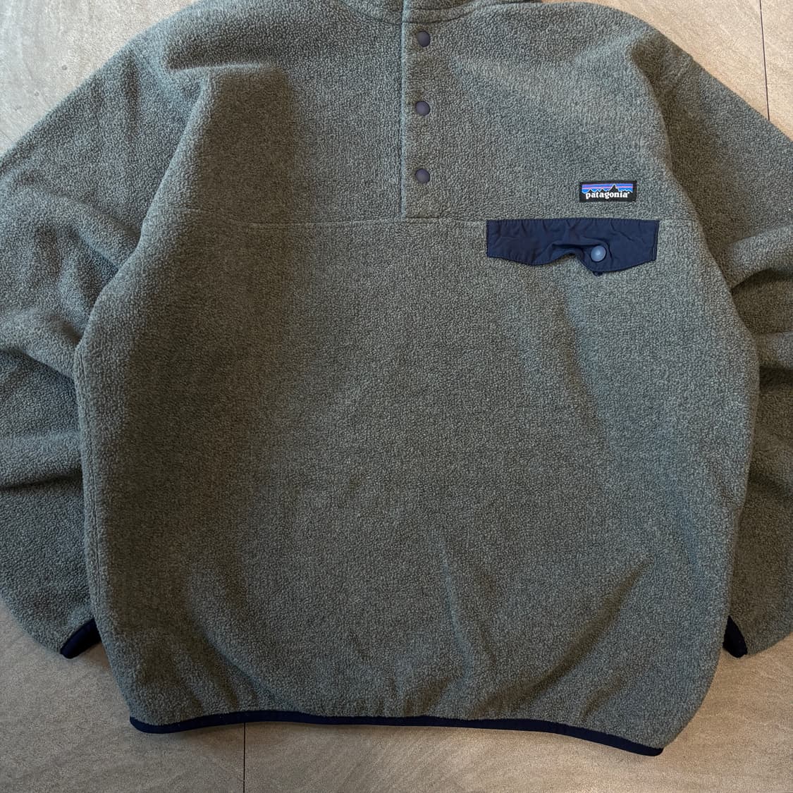 파타고니아 정품 신칠라 그레이 스냅티 상품이미지4