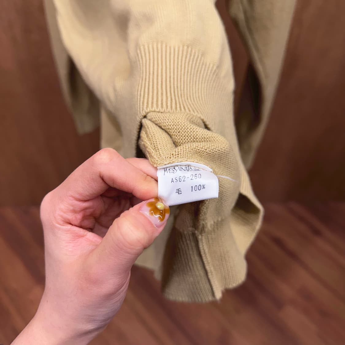 입생로랑 라운드넥 긴팔 니트 숄더 케이블 디테일 레귤러핏 베이지 상품이미지7