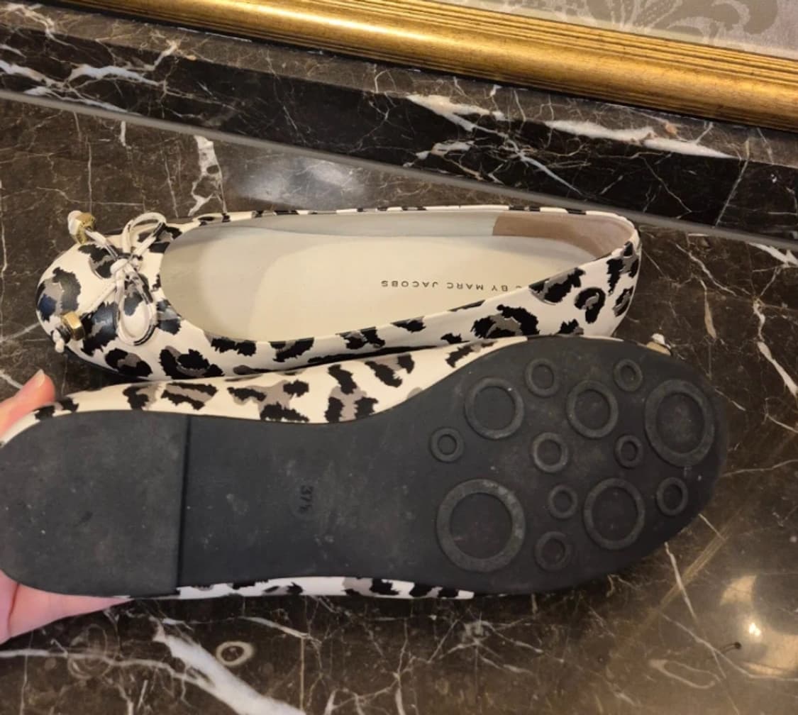 Marc jacobs 마크제이콥스 호피 가죽 플랫 슈즈 블랙 화이트  상품이미지5