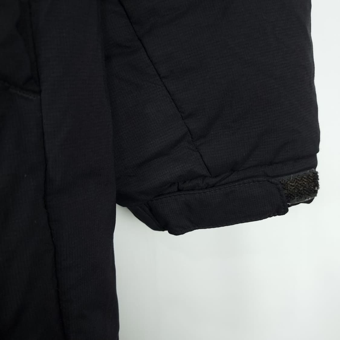 [노스페이스] 로고 자수 구스다운 롱 패딩 블랙 M18172 상품이미지9