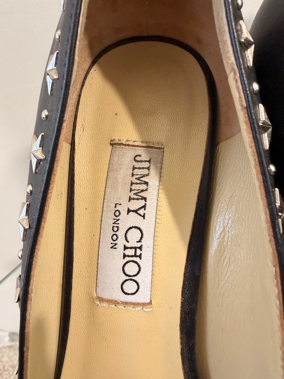 지미추 스타 스터드 레더 힐 펌프스 상품이미지5