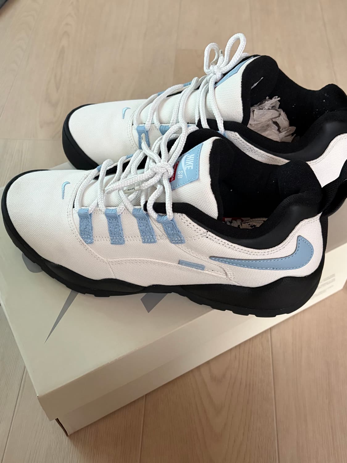 나이키 x 슈프림 SB 다윈 로우 화이트 상품이미지1