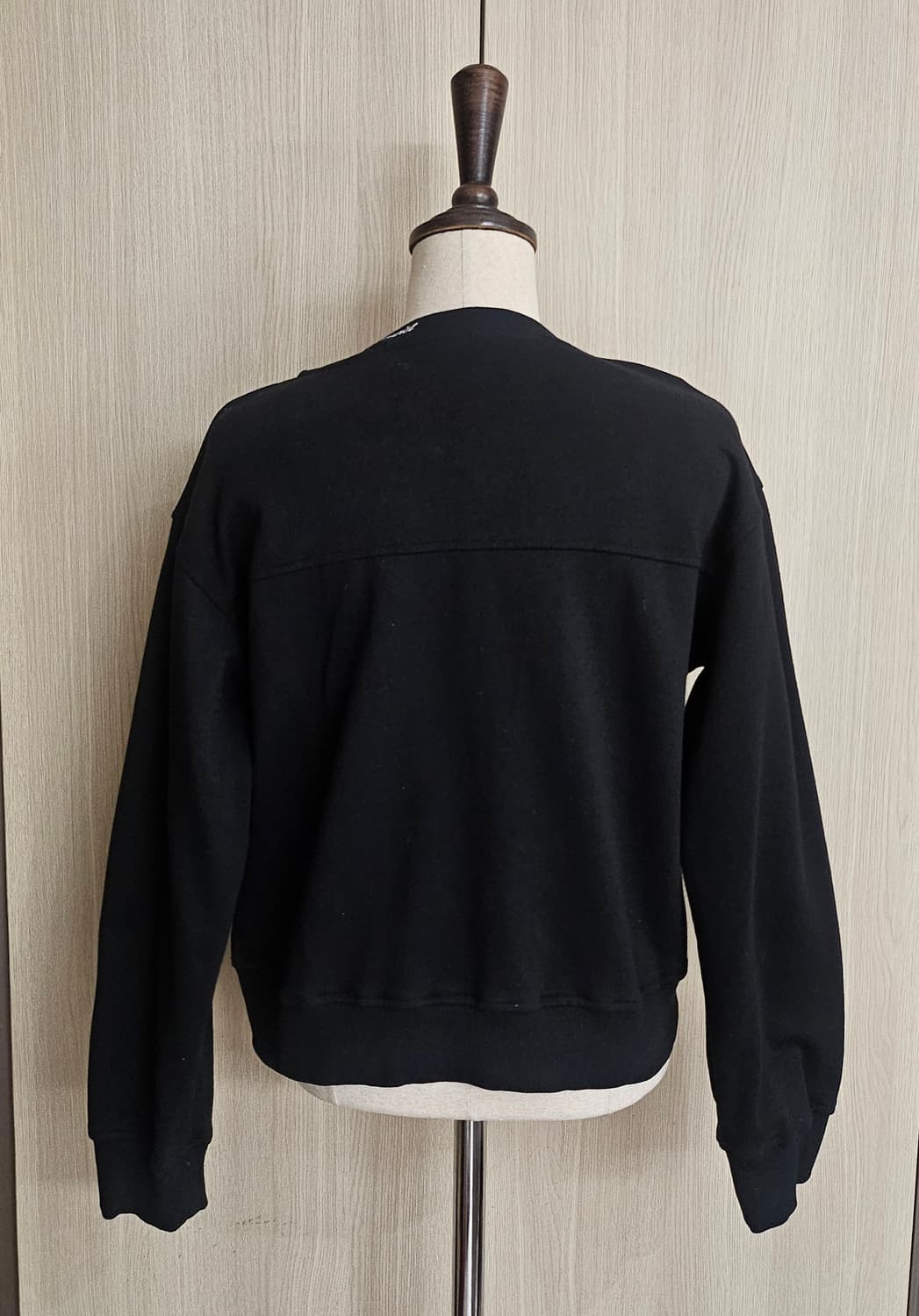 인터크루 블랙 브이넥 크롭 맨투맨 85 레터링 포인트 상품이미지6