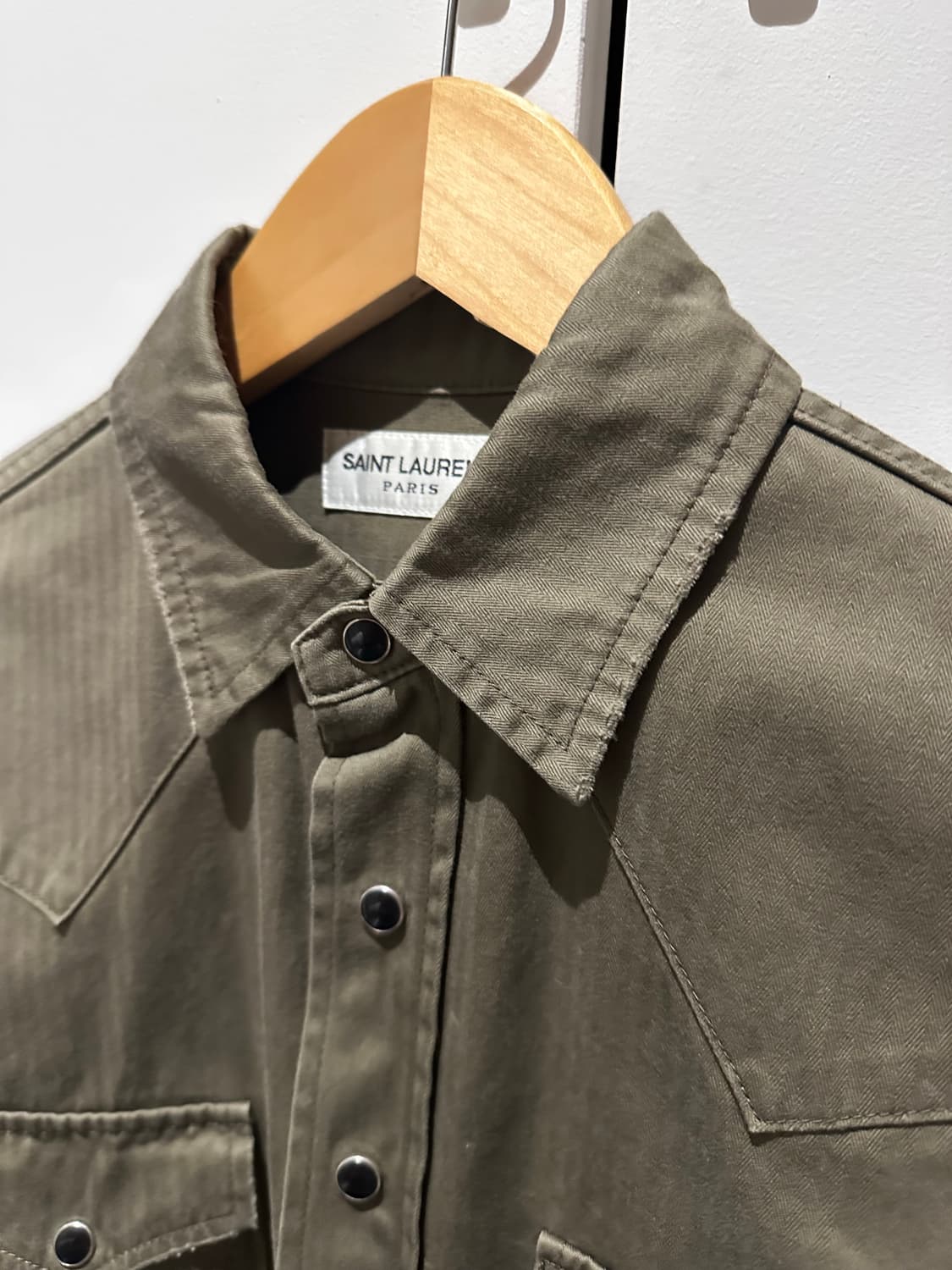 생로랑 웨스턴 셔츠 카키 XS 박성진 착용 제품 상품이미지4