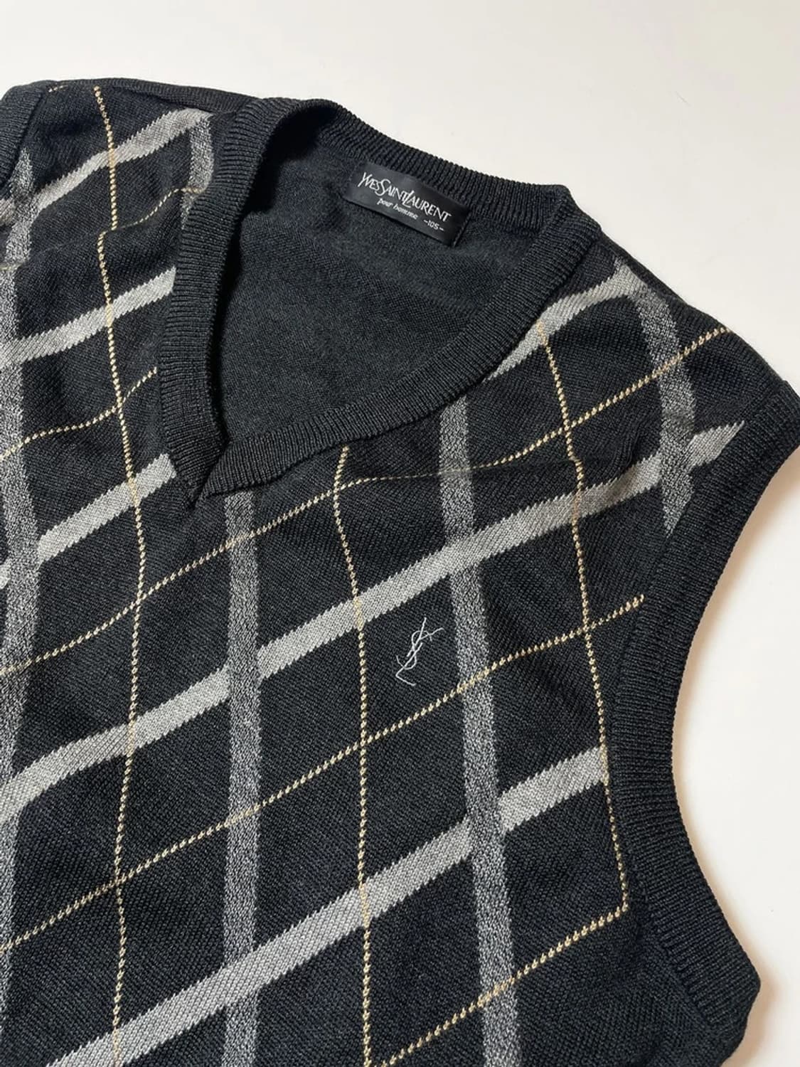 입생로랑 아가일 패턴 브이넥 니트 베스트 PN9389 상품이미지3