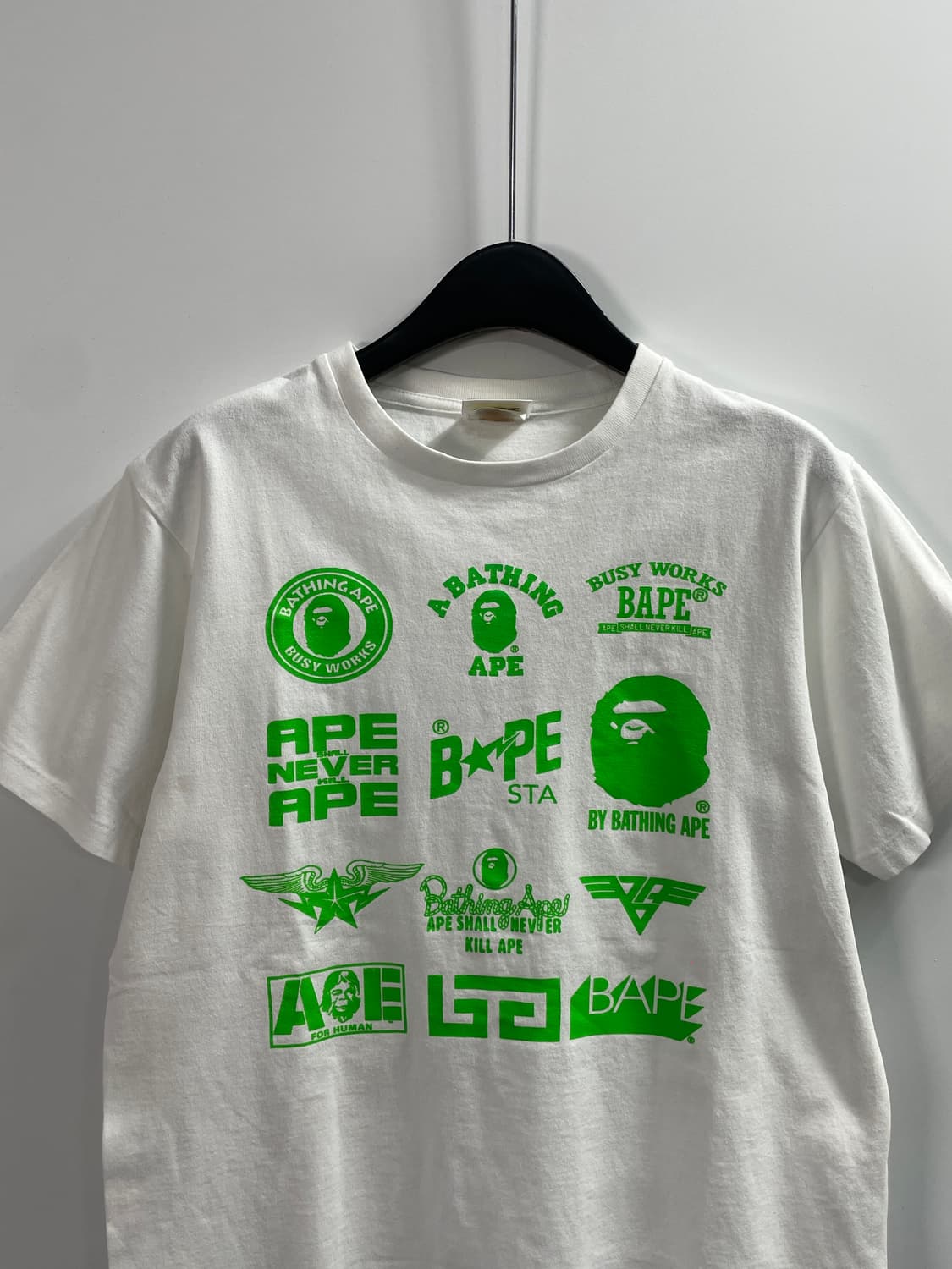 베이프 우먼스 네온로고 반팔티 (on.692)   상품이미지2