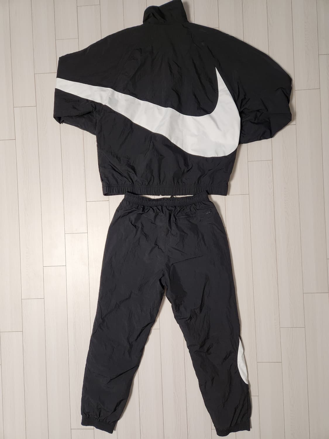 나이키 우븐 빅스우시 바람막이 블랙 트레이닝복 상L하의M 세트

상의 화 상품이미지10