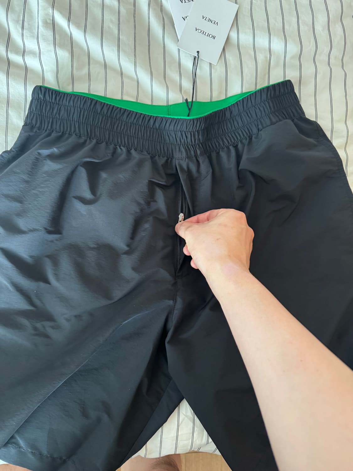 보테가베네타 나일론 버뮤다 쇼츠 블랙/그린 M 새상품급 상품이미지6