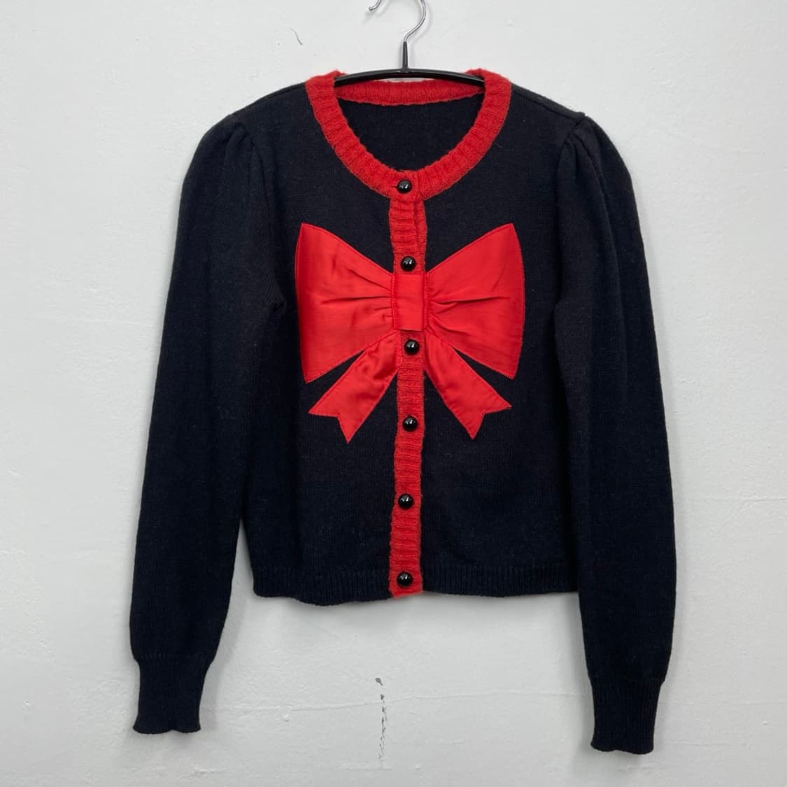 블랙 레드 배색 리본 디테일 숏 니트 가디건  상품이미지6