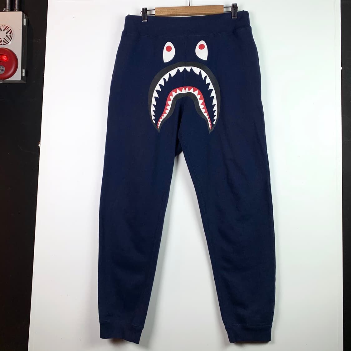 베이프 17F/W 샤크 페이스 네이비 스웻 조거 팬츠 상품이미지4
